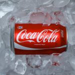 El giro polinacional de Coca-Cola: descentralización frente al riesgo y su impacto en el dividendo